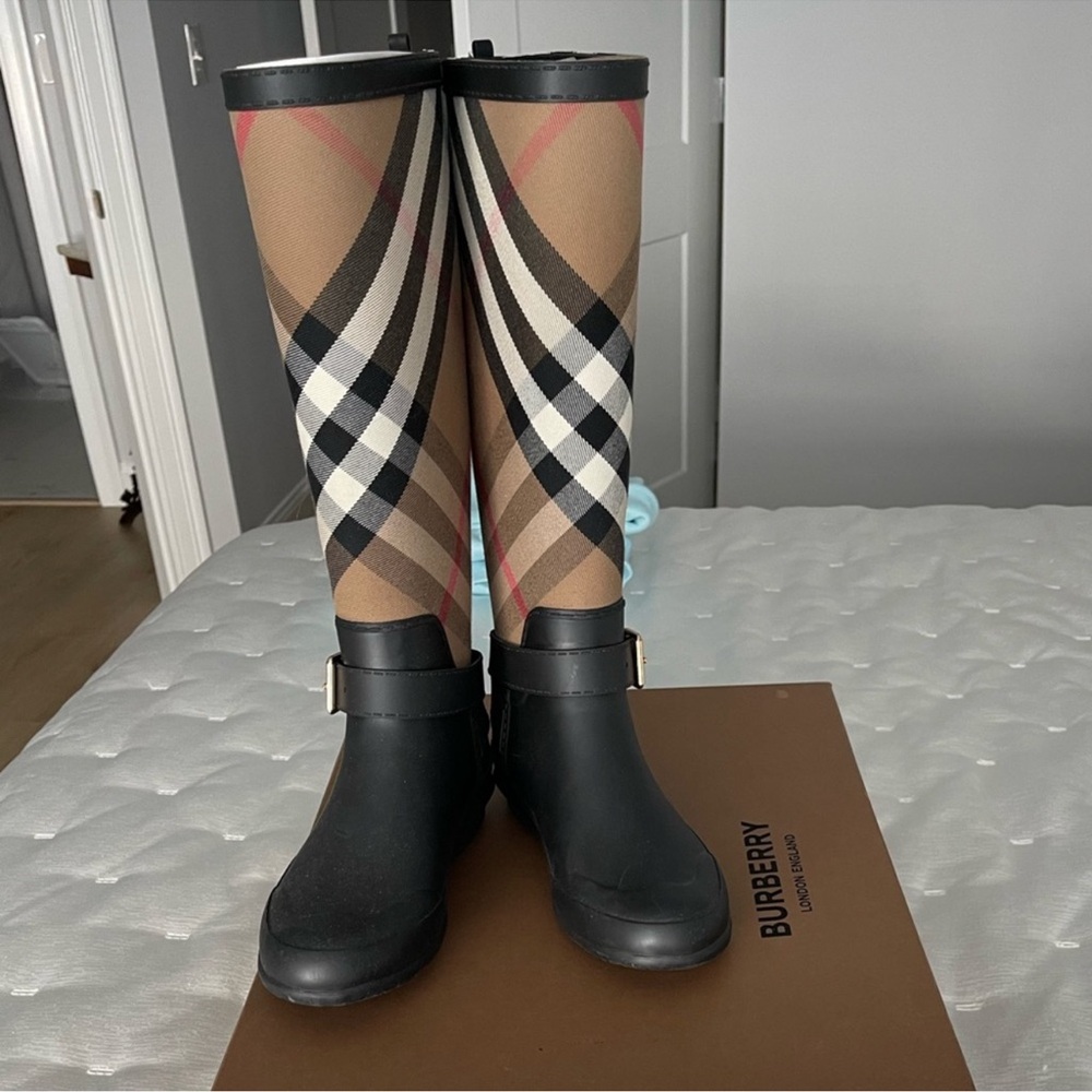 Burberry Rain Boots: Size 7